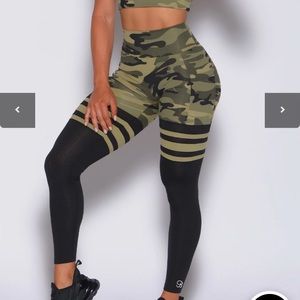 Camo bombshell leggings. Size medium. (6-8)